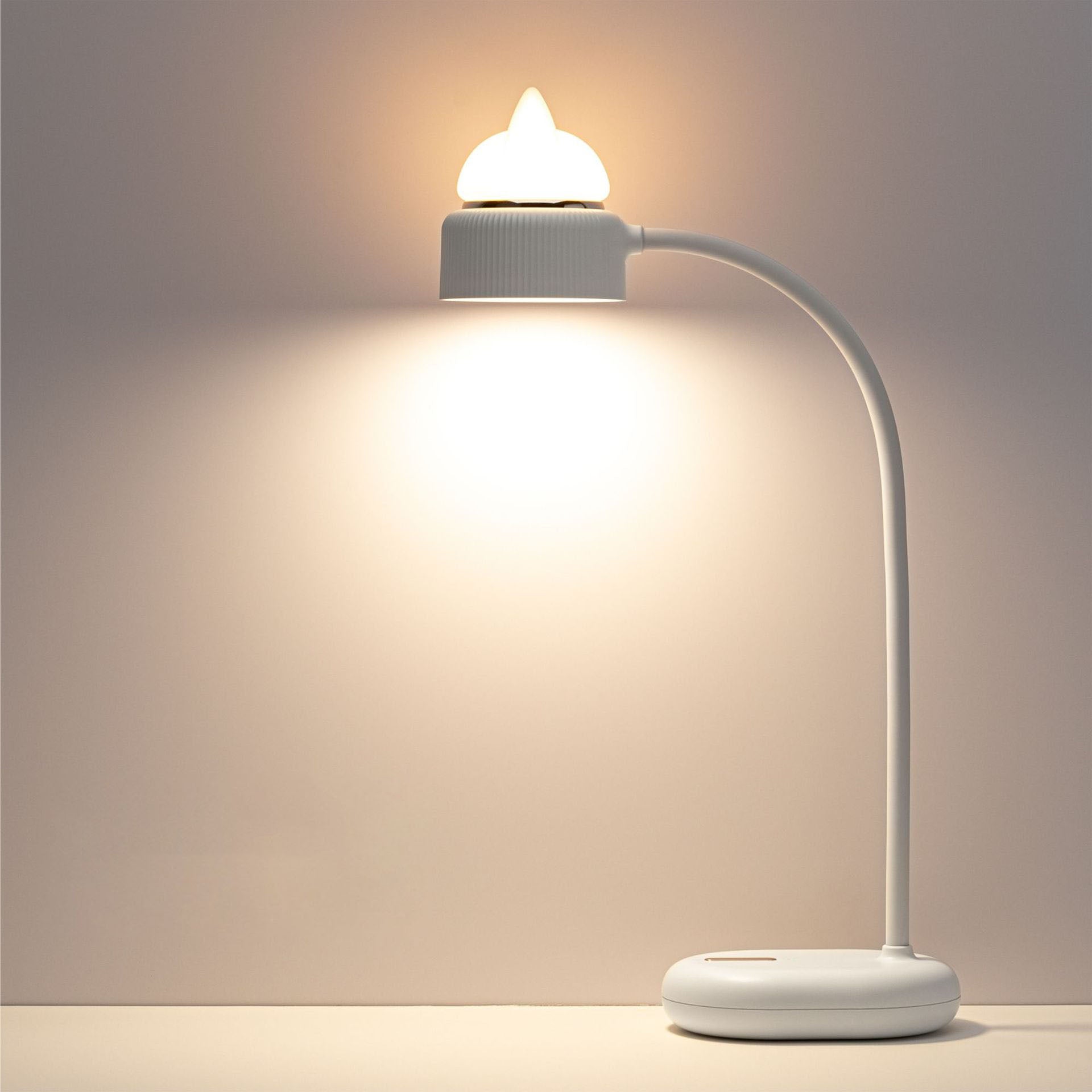 GlowLamp - Moderne LED-bordlampe med katteøredesign