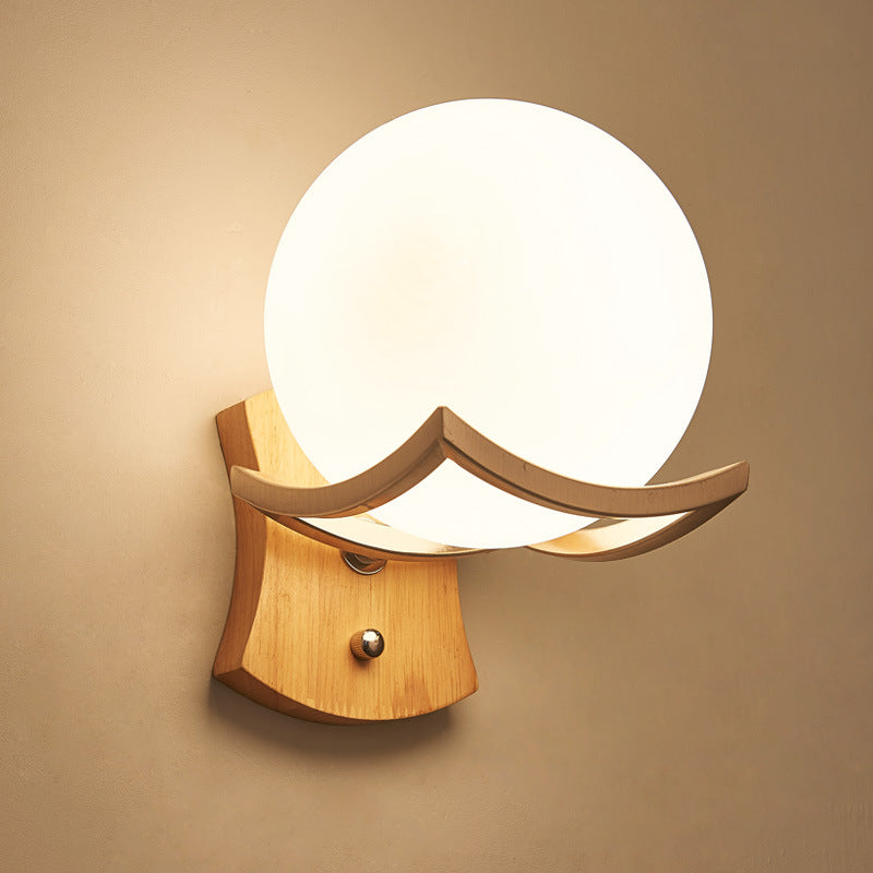 Lunawood - Rund vegglampe i opalglass med minimalistisk treramme