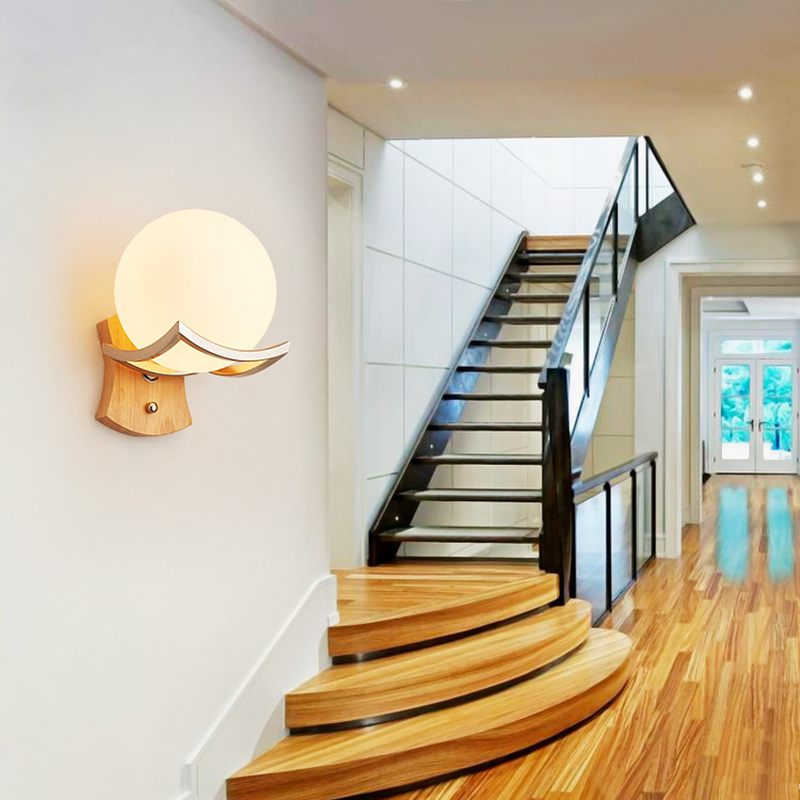 Lunawood - Rund vegglampe i opalglass med minimalistisk treramme