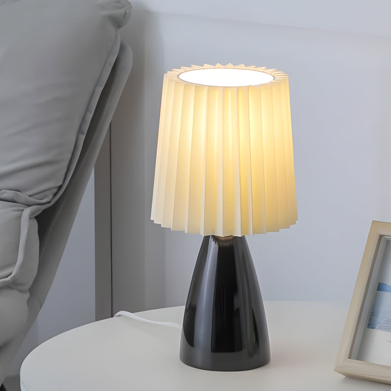 LumiElegance – Moderne bordlampe med plissert skjerm