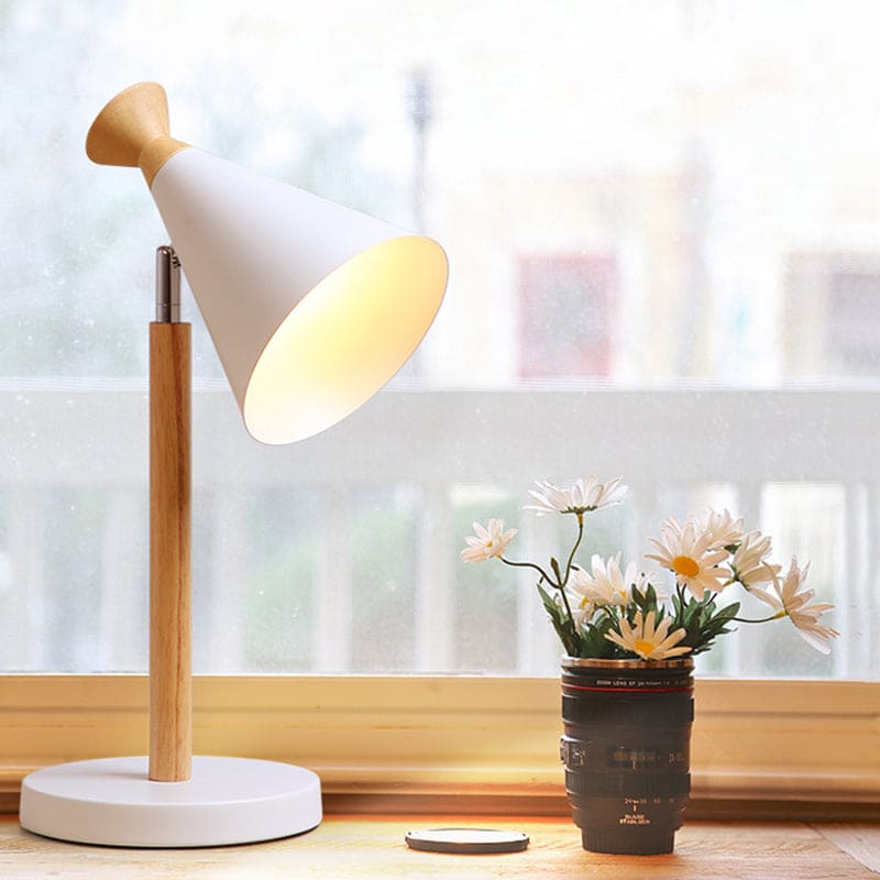 NordicGlow - Moderne og rustikk lampe med spiss utforming
