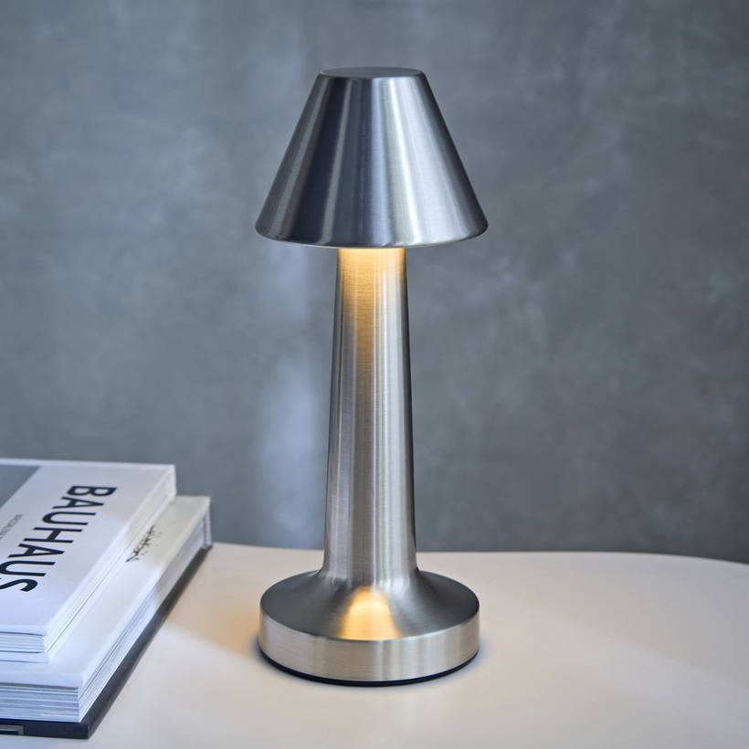 LumiCone - Smal, moderne bordlampe med konisk form