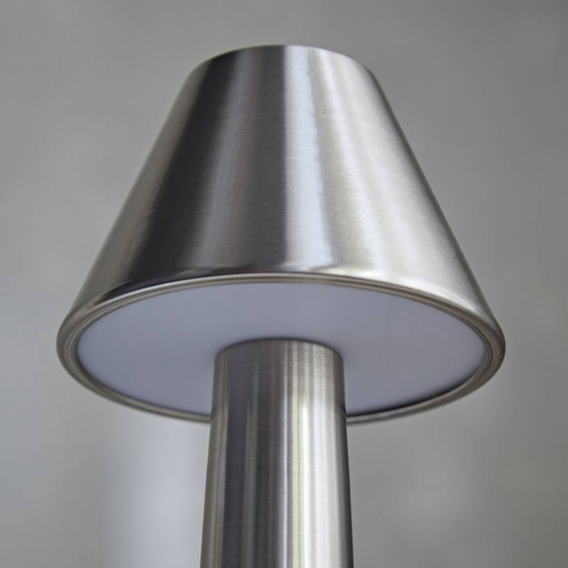 LumiCone - Smal, moderne bordlampe med konisk form