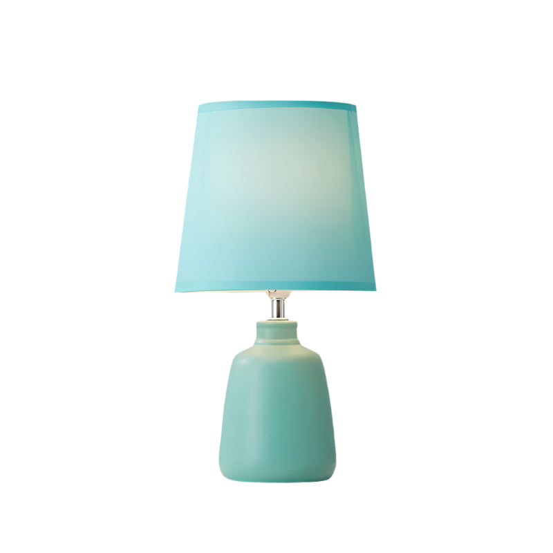 Lunavase – Myk, konisk stofflampe med keramisk base