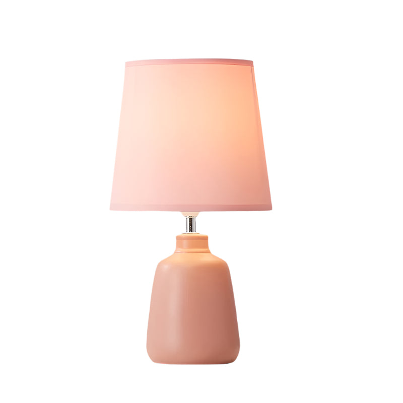 Lunavase – Myk, konisk stofflampe med keramisk base