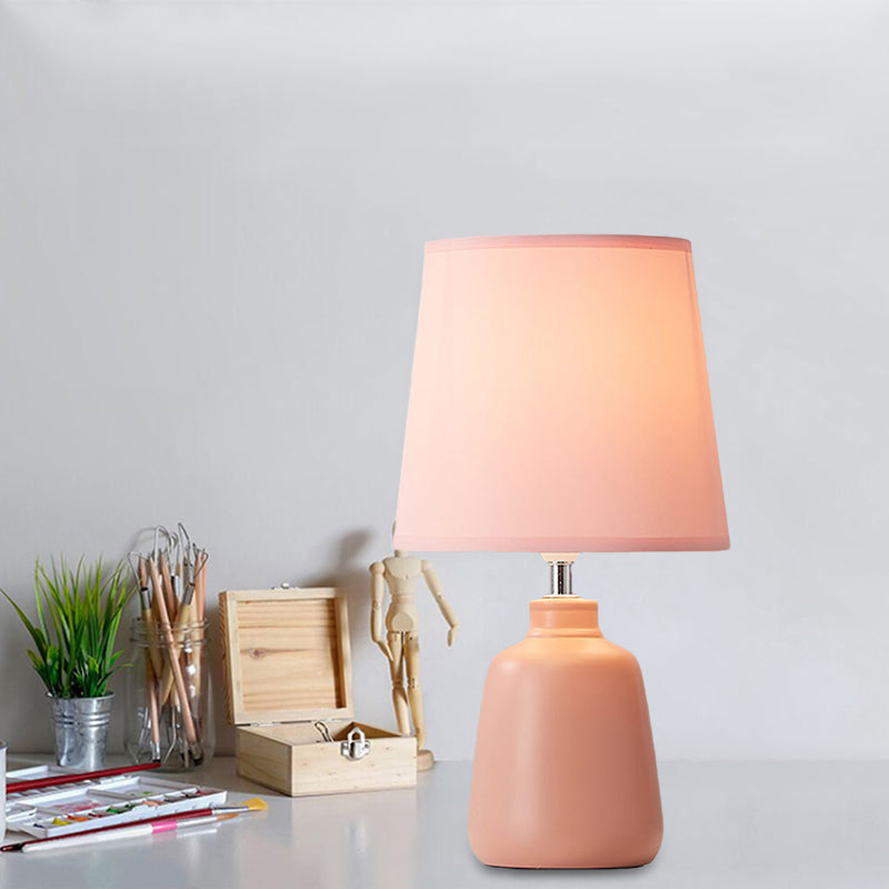 Lunavase – Myk, konisk stofflampe med keramisk base