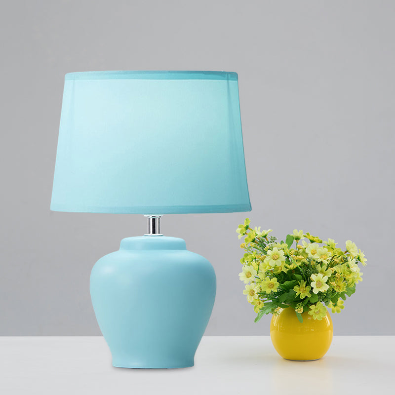 Lunavase – Myk, konisk stofflampe med keramisk base