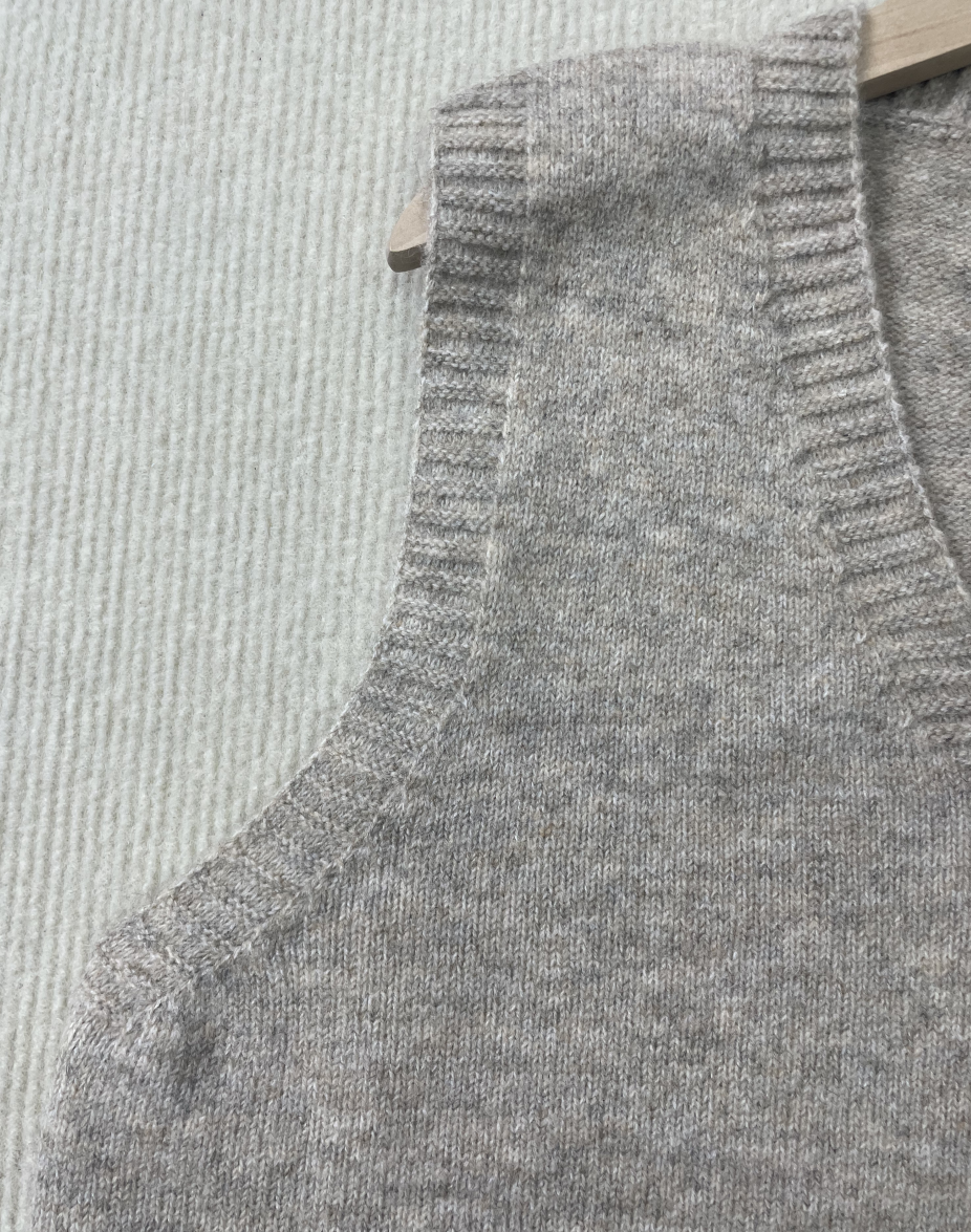 FallTrend® - Komfortabel, ensfarget ermeløs cardigan