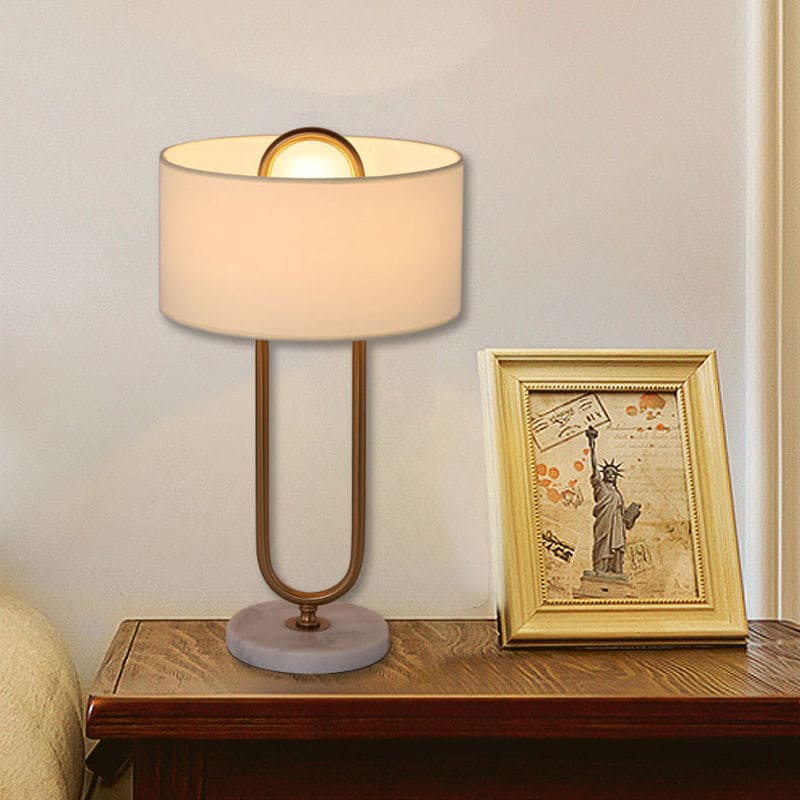 SleekElegance – Moderne bordlampe med sylindrisk skjerm