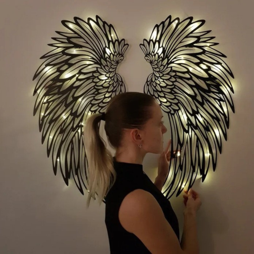 AngelGlow Lysende veggkunst med englevinger og elegant fjærdesign