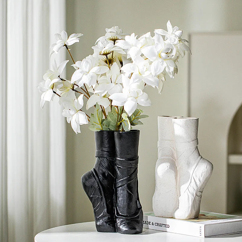 Elegant ballettinspirert blomstervase i keramikk