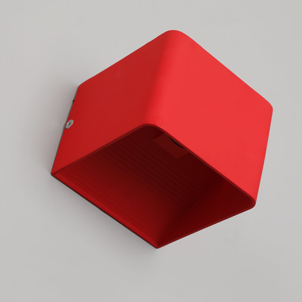 Kvadratisk vegglampe med unik design