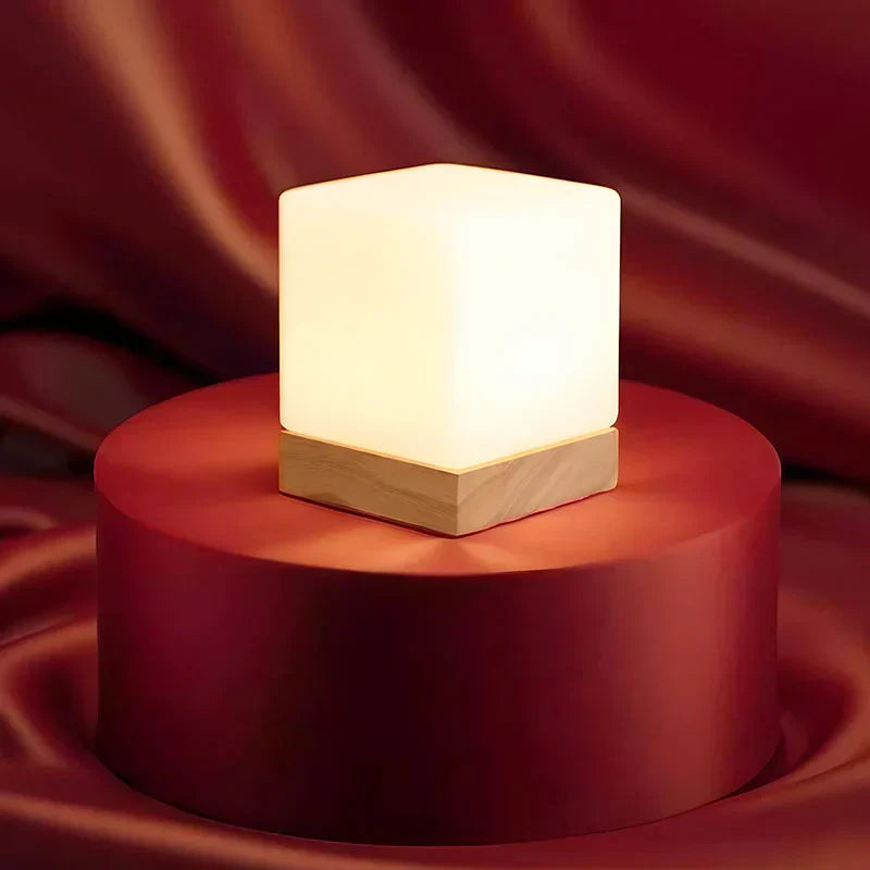 LumoCube - Kubusformet skrivebordslampe med lett trefot