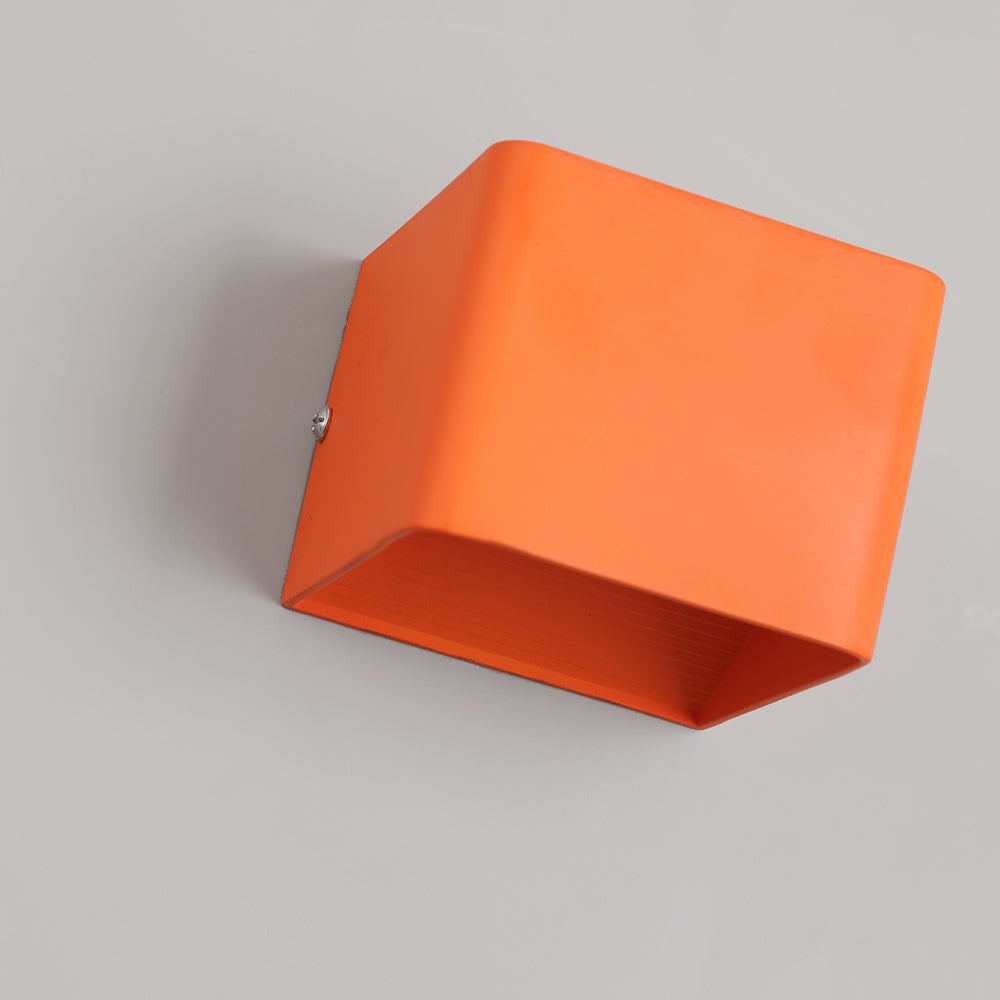 Kvadratisk vegglampe med unik design