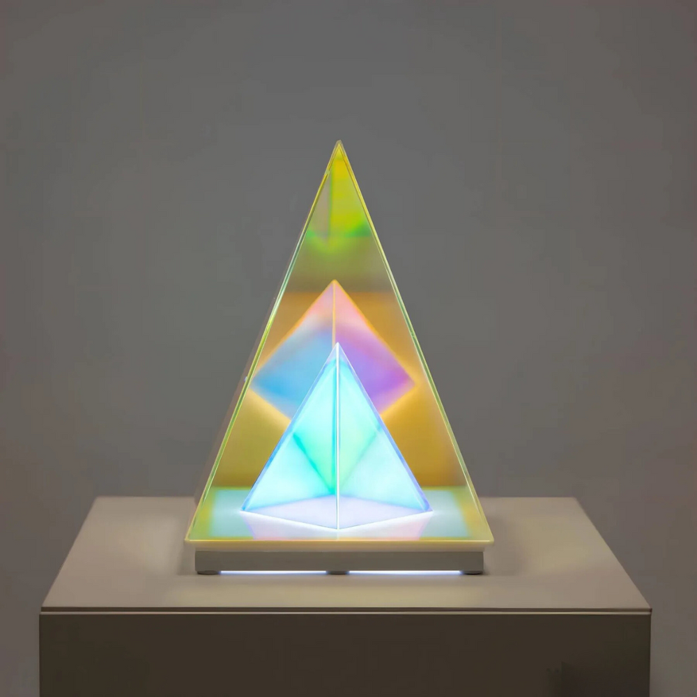 LumiPyramid – Pyramidelampe med iriserende farger som endrer seg