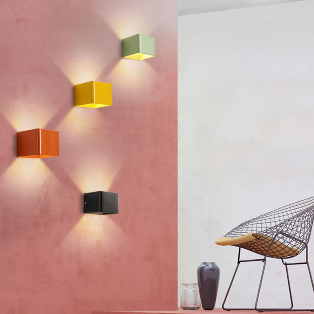 Kvadratisk vegglampe med unik design