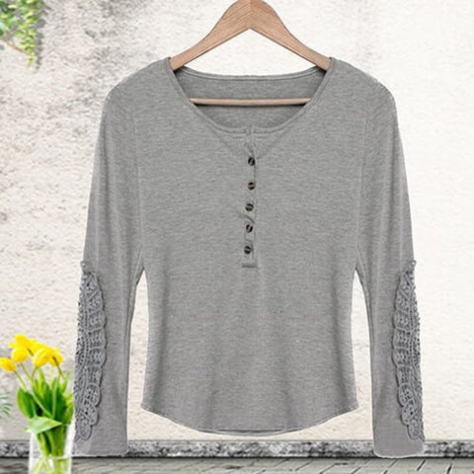 Larah - Tidløs elegant bluse med blondermer