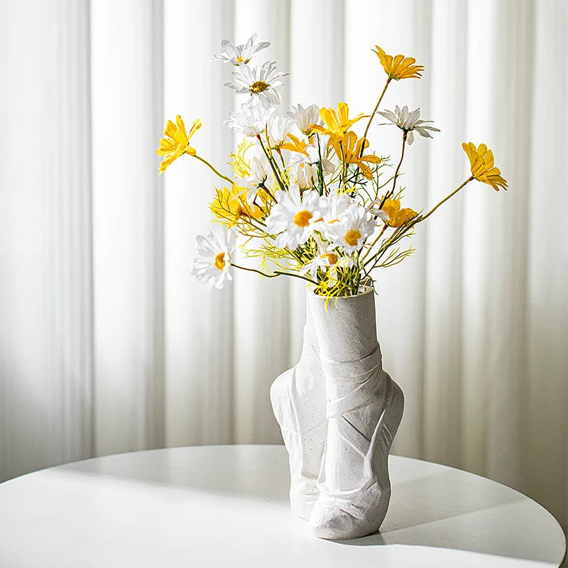 Elegant ballettinspirert blomstervase i keramikk