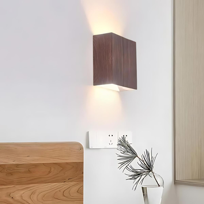 NordLys vegglampe i tre – Minimalistisk vegglampe