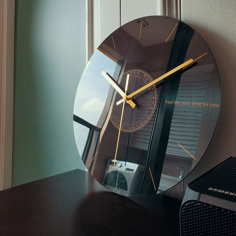 Elegant veggklokke i glass
