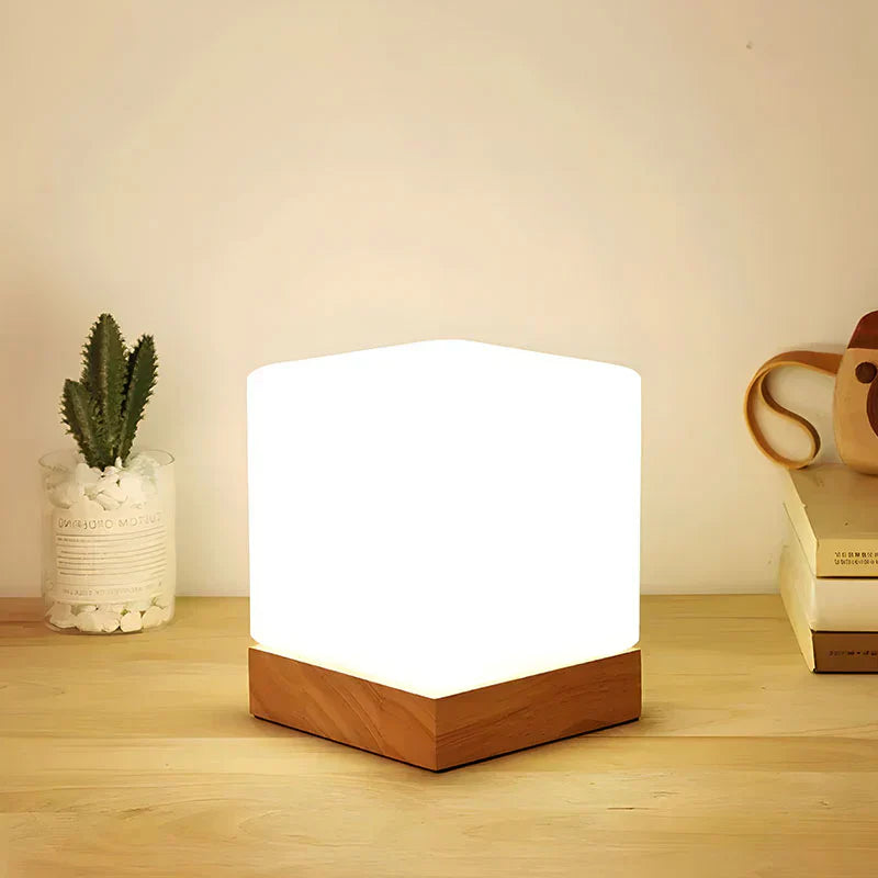 LumoCube - Kubusformet skrivebordslampe med lett trefot