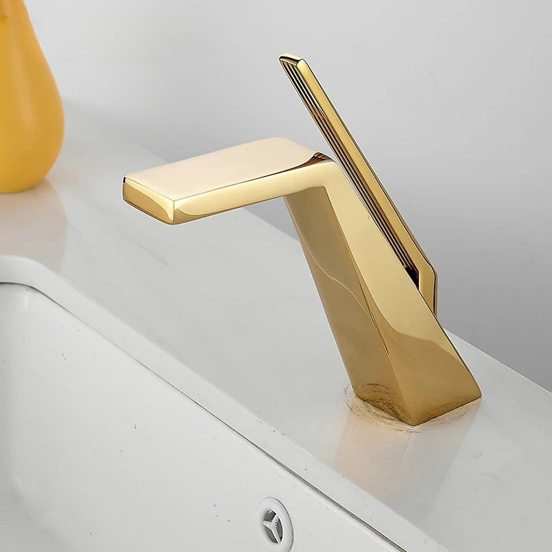 Passer for bad i spa-stil, våtdusjer og moderne interiør.