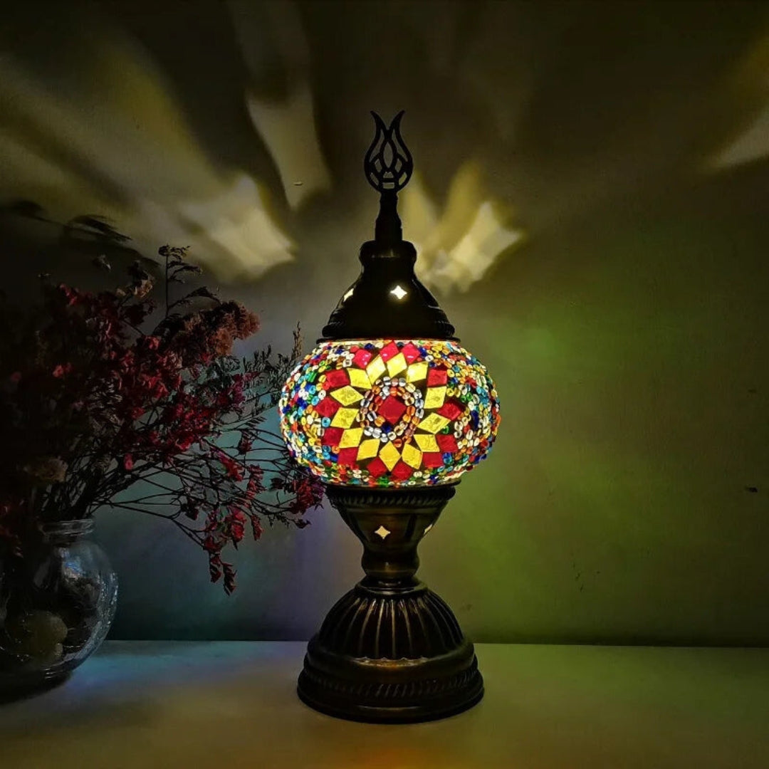 Bordlampe med fargerike mosaikkmønstre