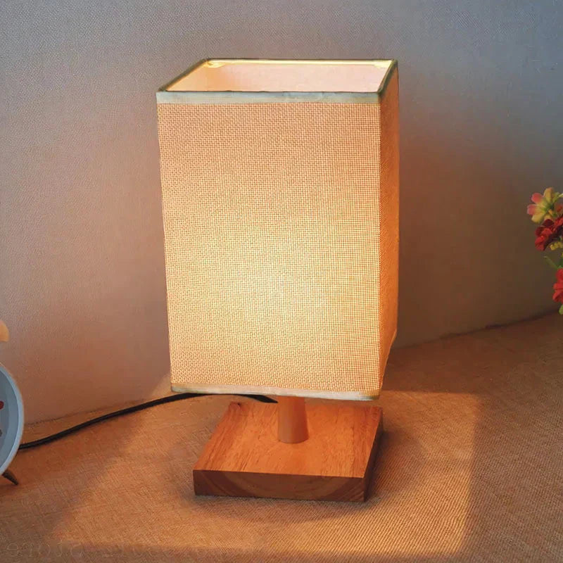TerraGlow - Minimalistisk bordlampe med firkantet trefot
