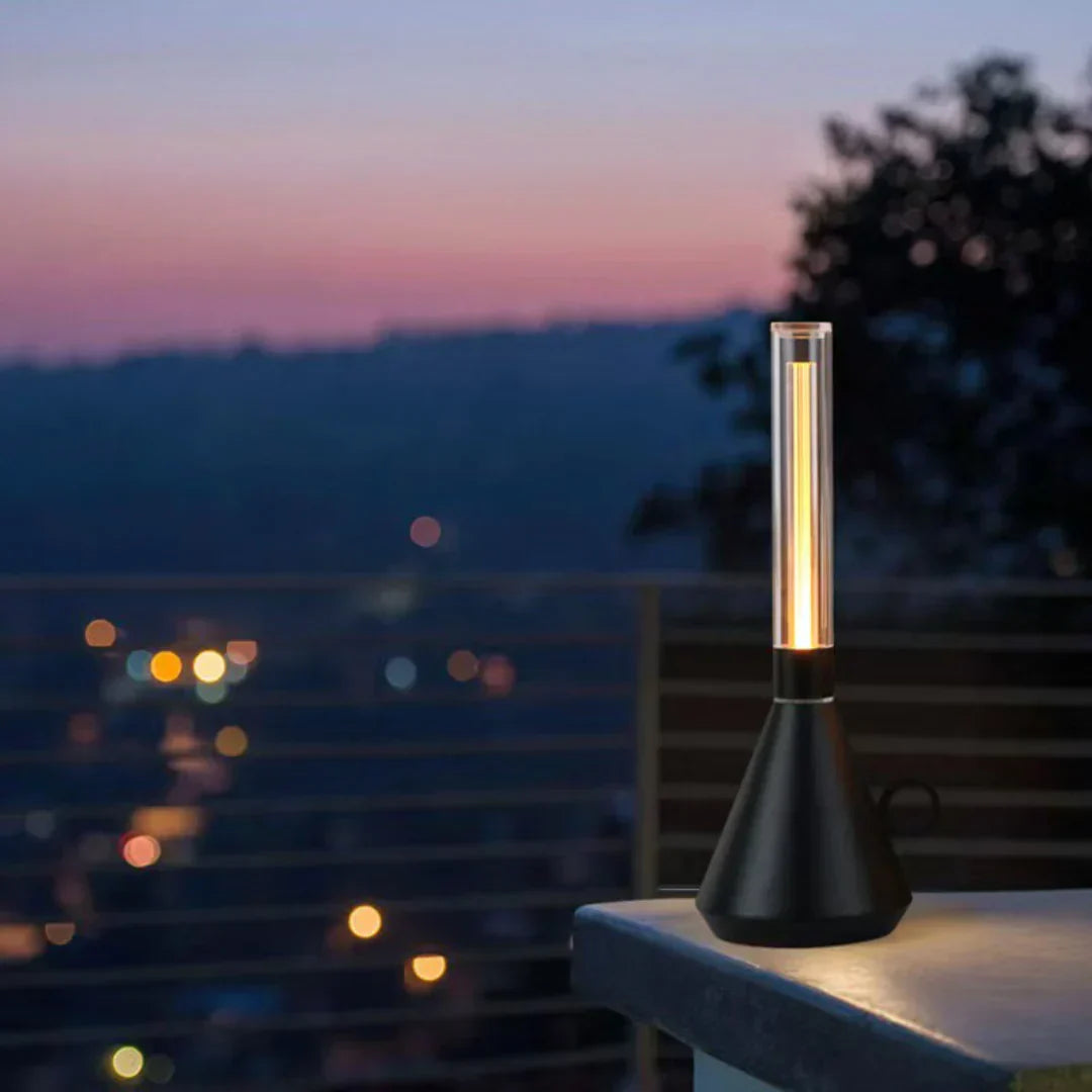 LumiCone - Moderne LED-bordlampe med gjennomsiktig rør og konisk sokkel