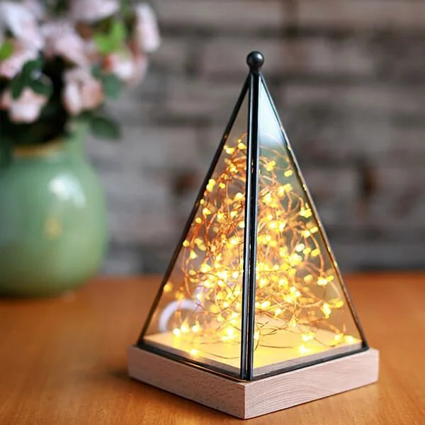 GlowPyramid - Elegant bordlampe med fe-lys