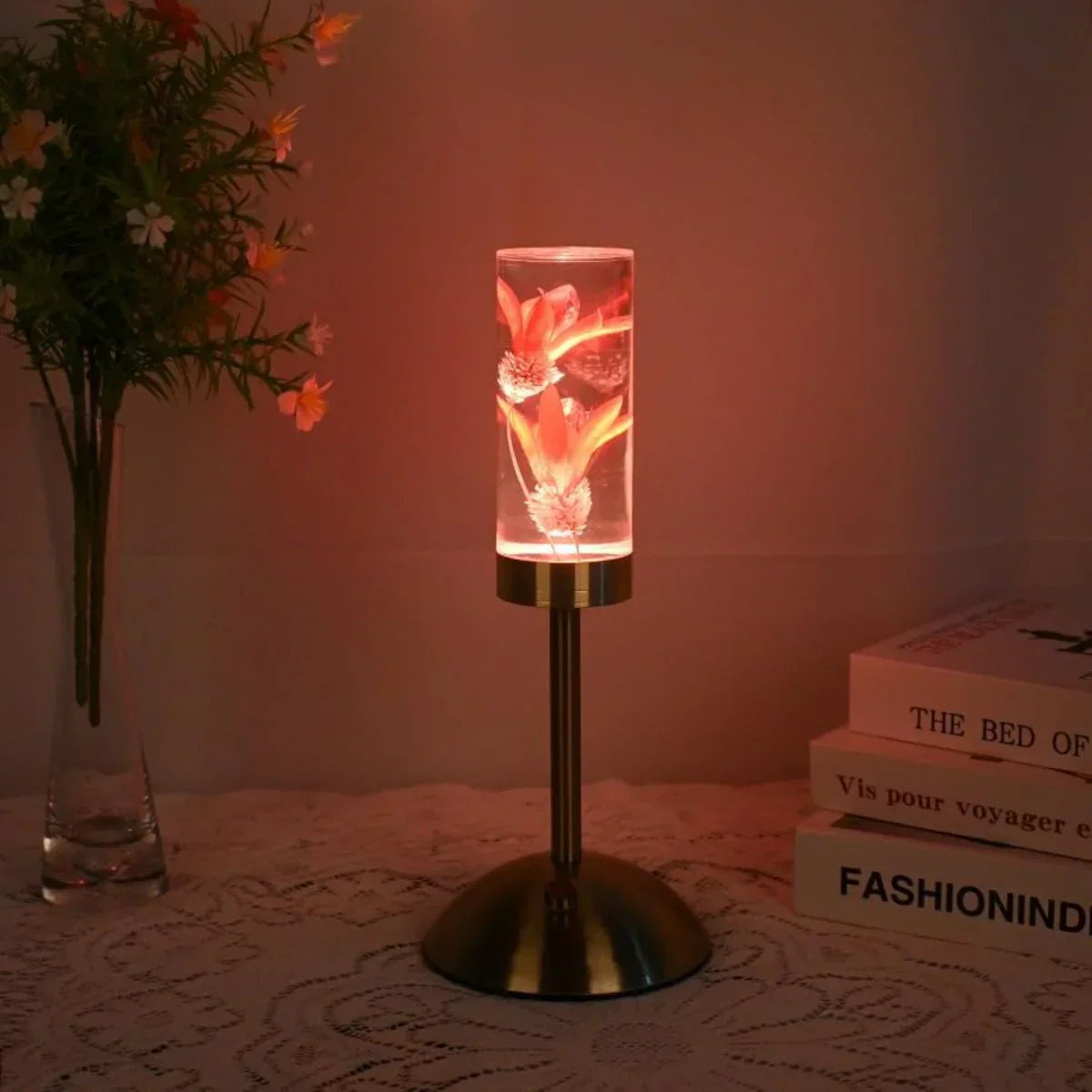 FloraGlow - LED skrivebordslampe med gjennomsiktig sylindrisk sokkel fylt med blomster