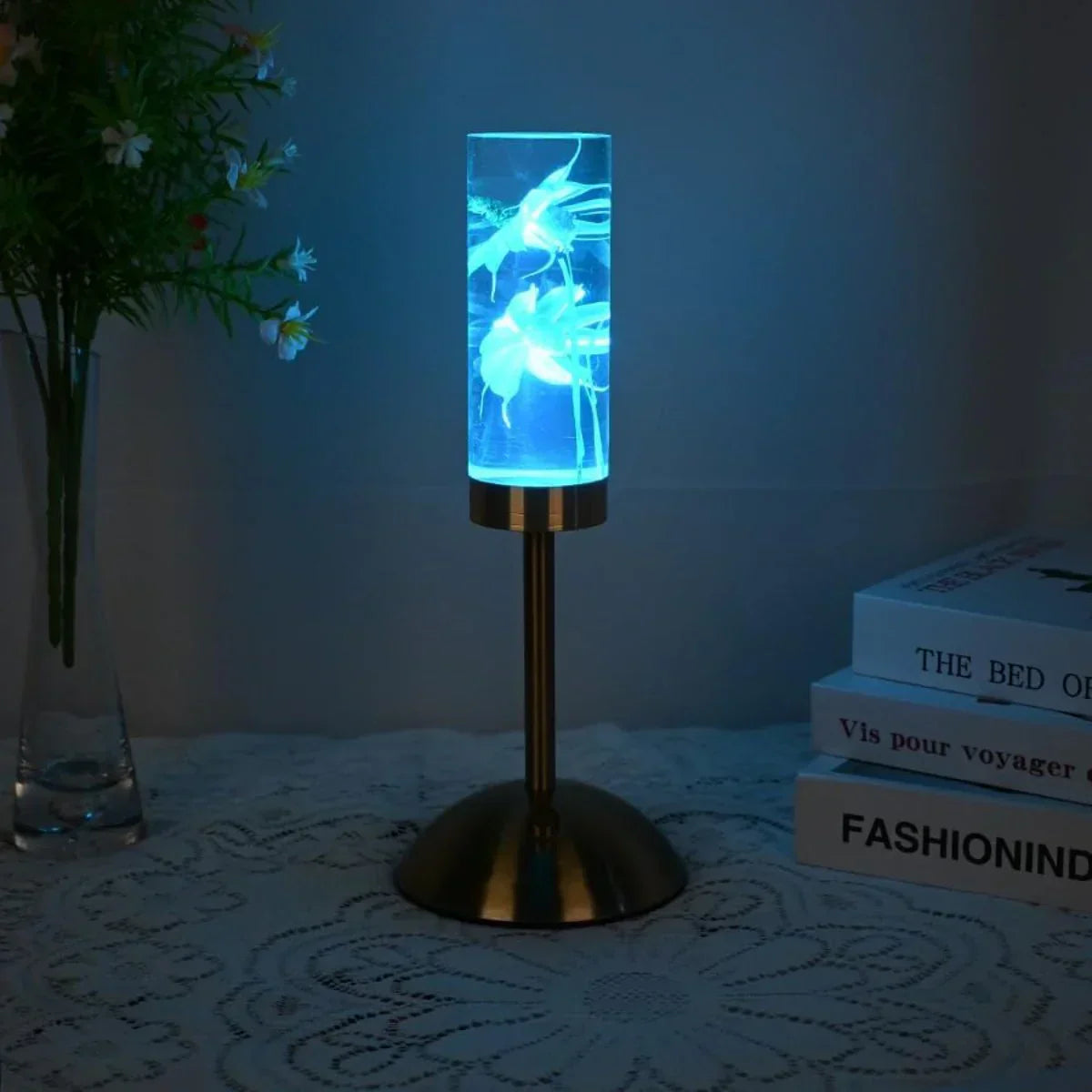 FloraGlow - LED skrivebordslampe med gjennomsiktig sylindrisk sokkel fylt med blomster