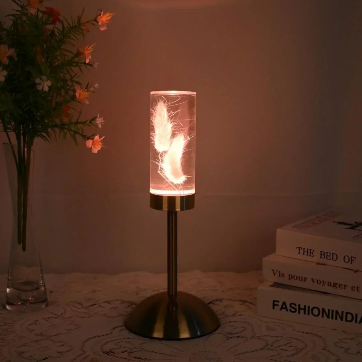 FloraGlow - LED skrivebordslampe med gjennomsiktig sylindrisk sokkel fylt med blomster