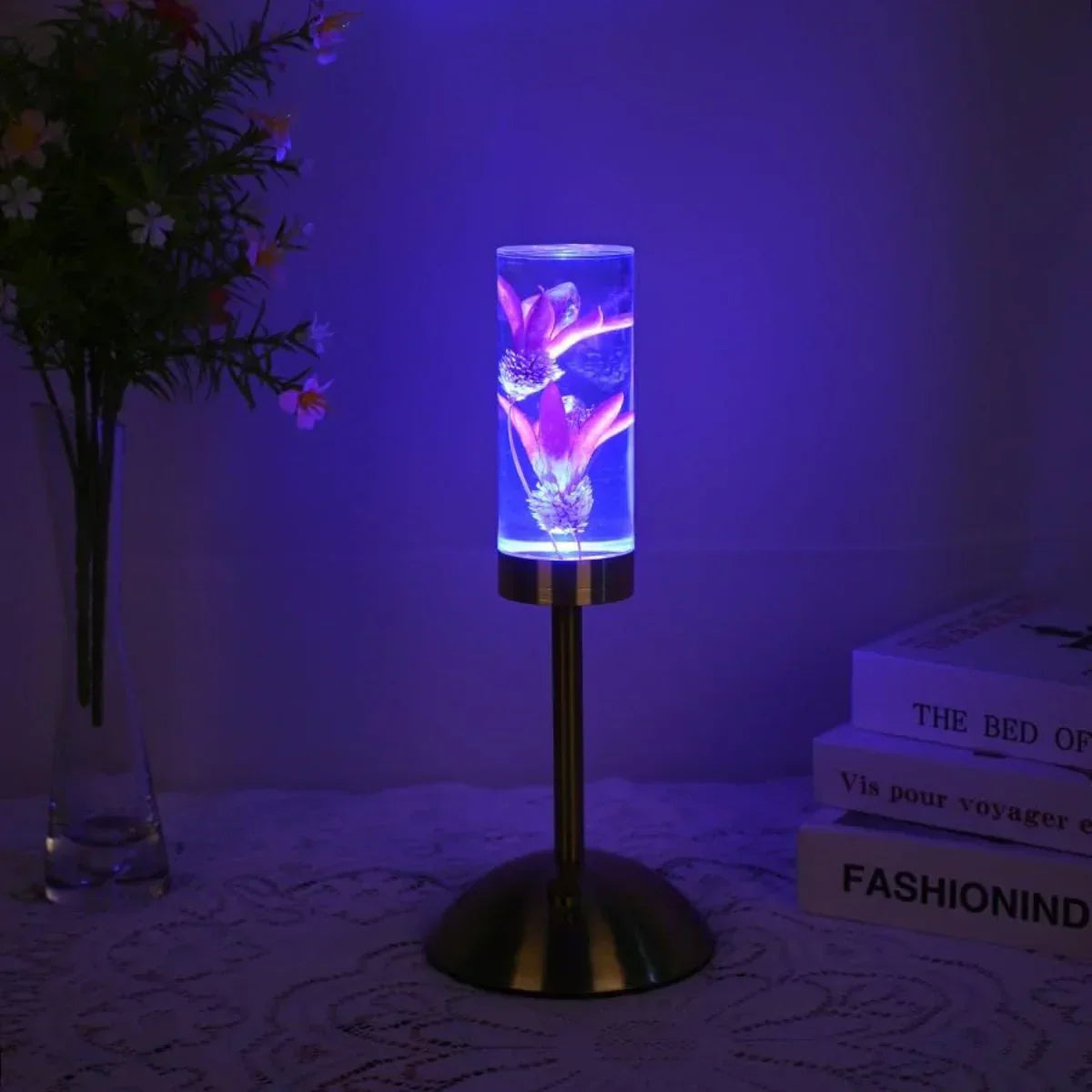 FloraGlow - LED skrivebordslampe med gjennomsiktig sylindrisk sokkel fylt med blomster