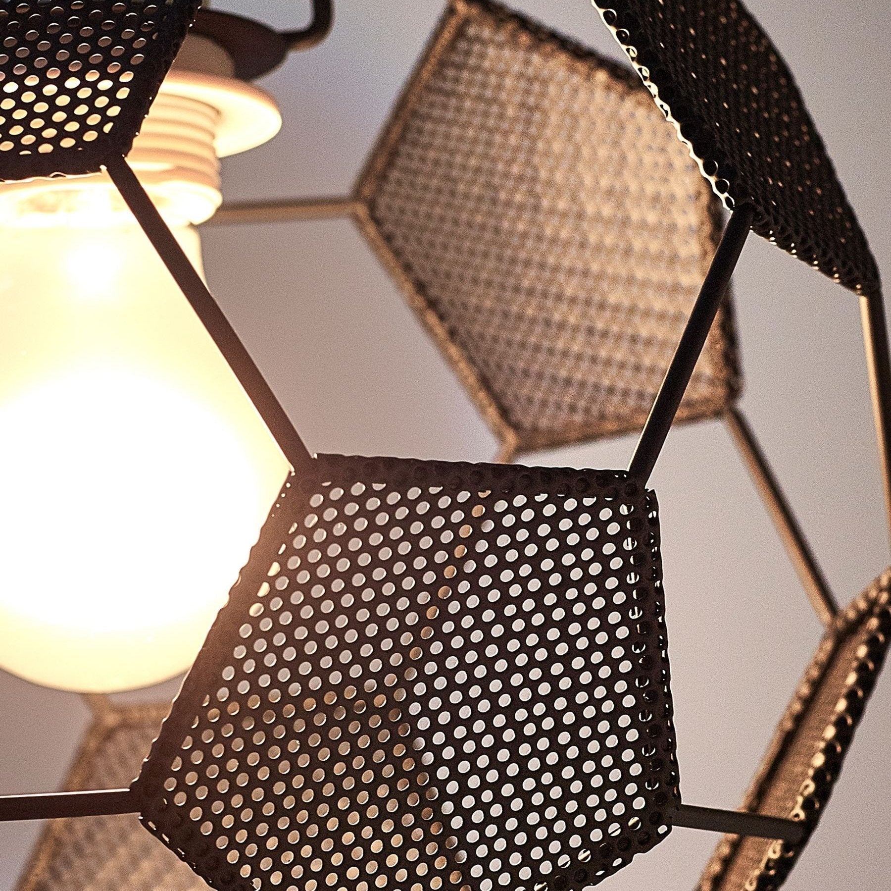 StrikerGlow - taklampe med fotballtema for sportselskere