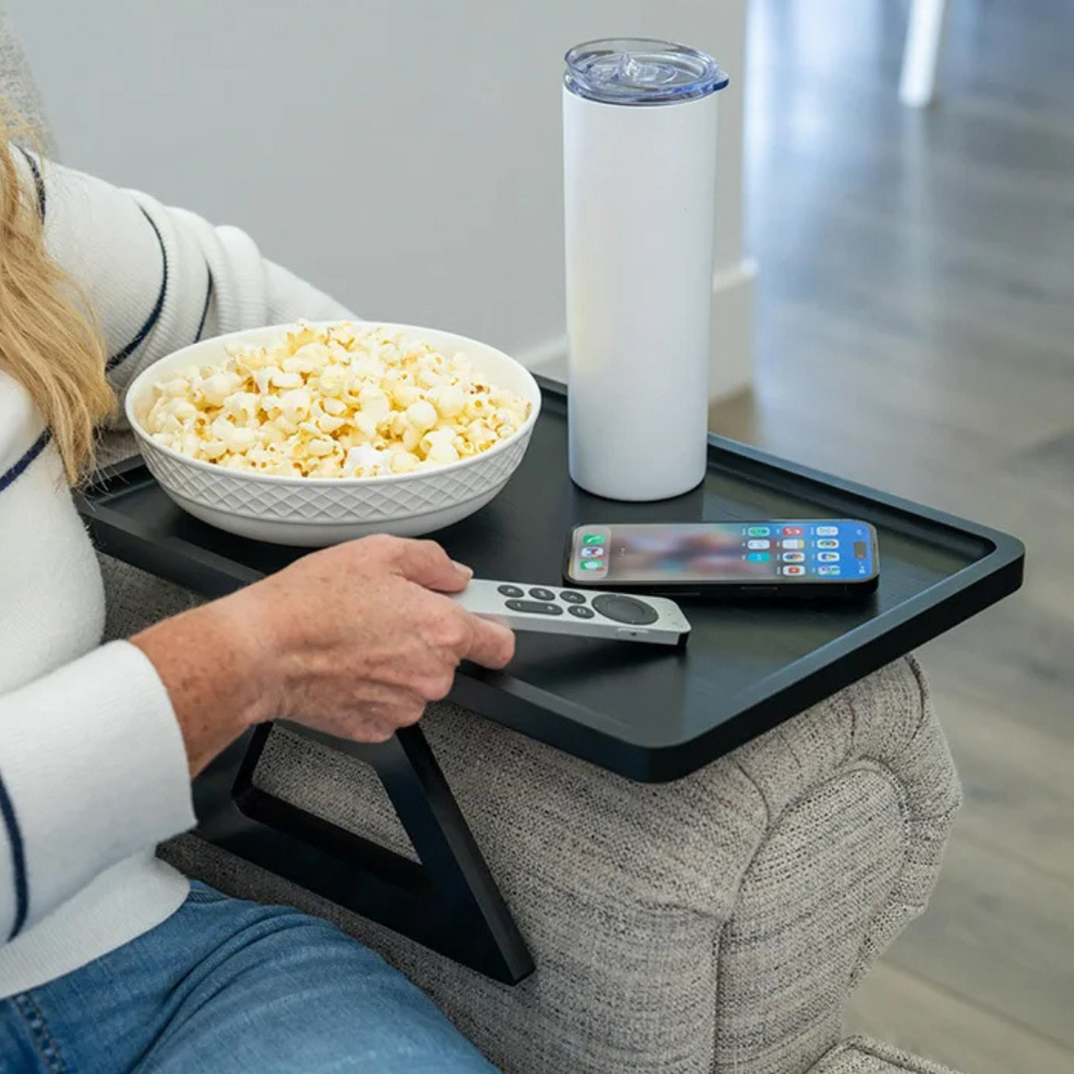ArmNest - Skrivebord med armlener på siden av sofaen
