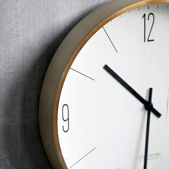 Luxetick - Veggklokke med gylden eleganse