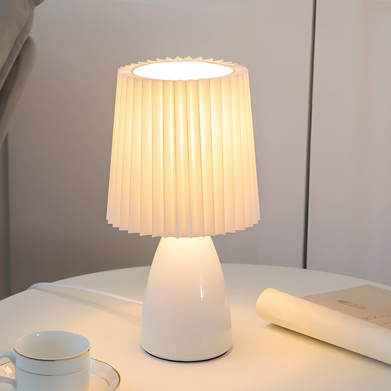 LumiElegance – Moderne bordlampe med plissert skjerm