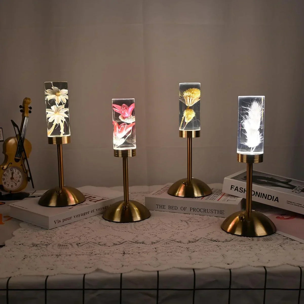 FloraGlow - LED skrivebordslampe med gjennomsiktig sylindrisk sokkel fylt med blomster