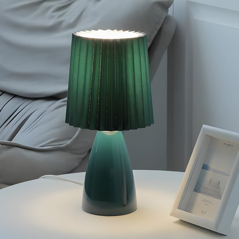 LumiElegance – Moderne bordlampe med plissert skjerm