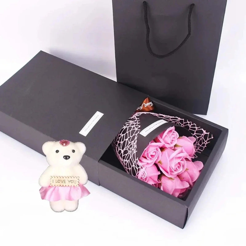 BlossomHug - Blomsterbukett med søt bamse