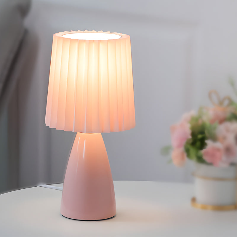 LumiElegance – Moderne bordlampe med plissert skjerm