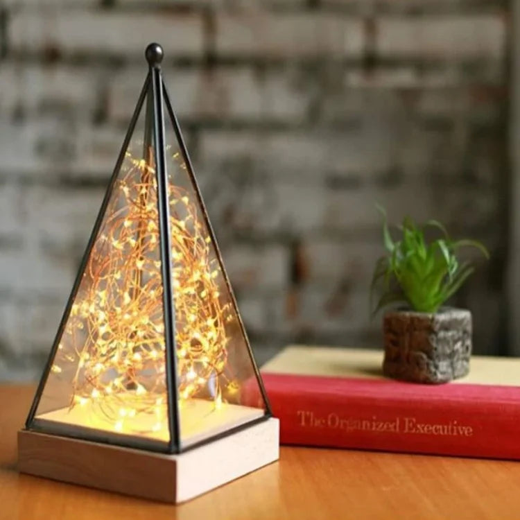 GlowPyramid - Elegant bordlampe med fe-lys