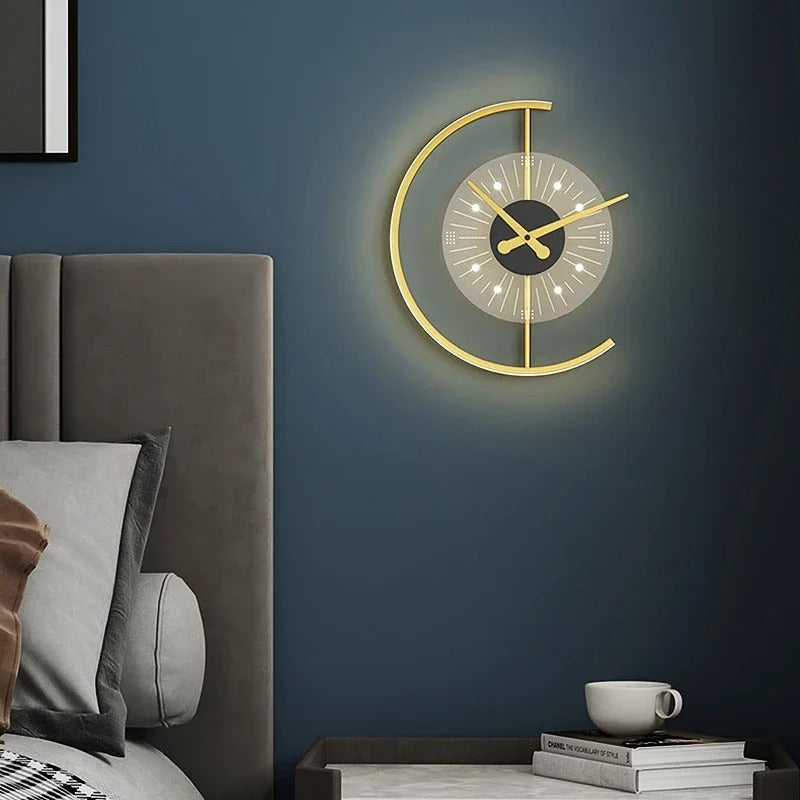 LunaTime - Modern Crescent veggklokke med mykt lys