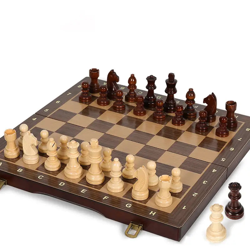 Majestic Chess Set – Håndlaget sjakksett i tre med ekstra dronninger
