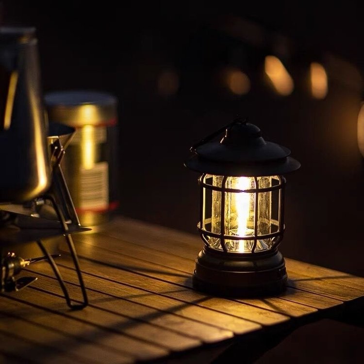 RetroLume – Vintage lysekrone med elegant skjerm for nostalgiske pendellys