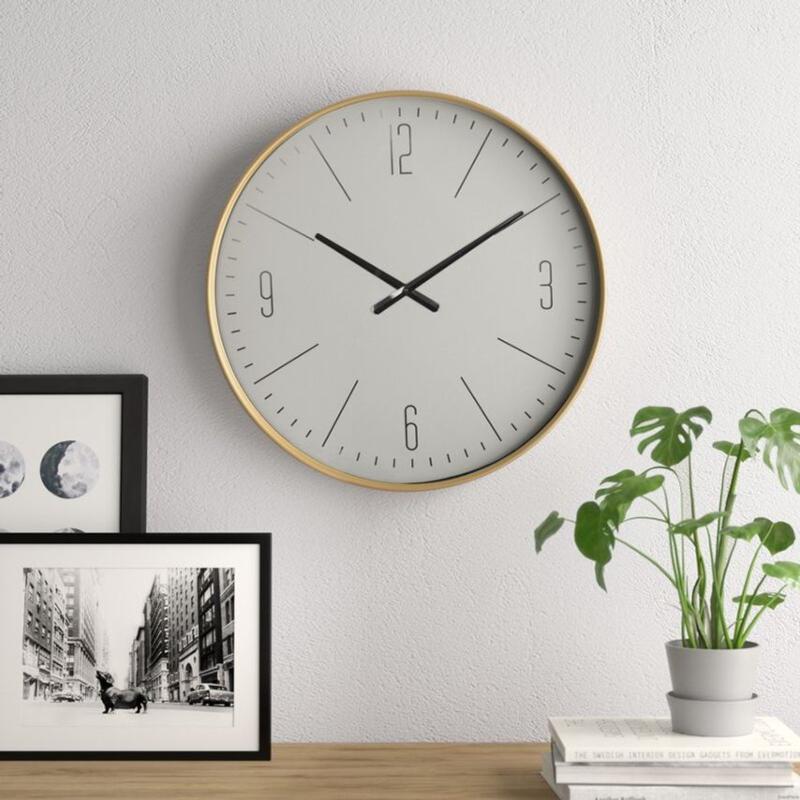 Luxetick - Veggklokke med gylden eleganse