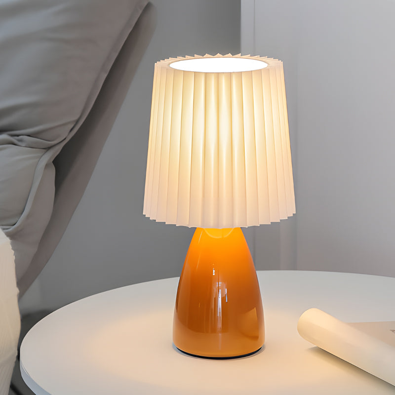 LumiElegance – Moderne bordlampe med plissert skjerm