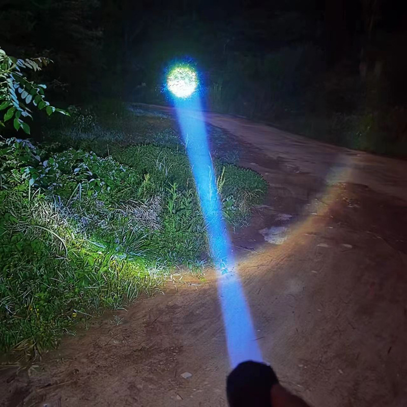 BlazeBeam - Kompakt taktisk LED-lommelykt