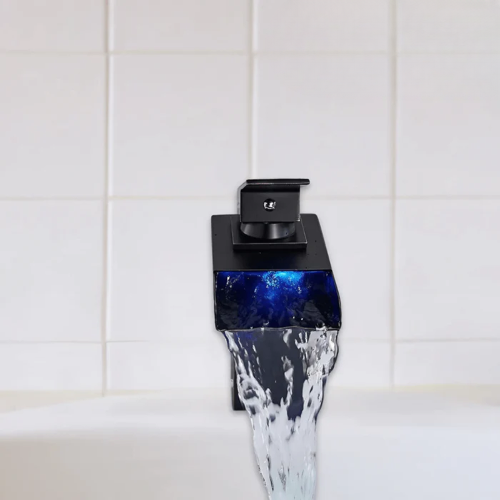 AquaGlow – Vask i vannfallsstil med innebygd LED-belysning